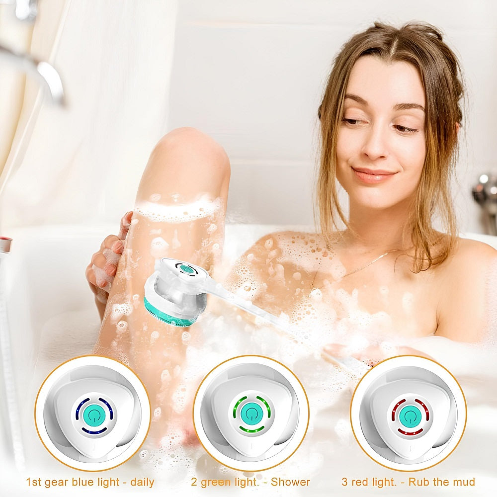 Anwendung der Körperbürste für Tiefenreinigung in der Dusche